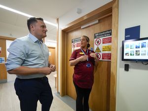 Supporting image for story: NHS waiting list falls as Streeting says health service ‘on road to recovery’