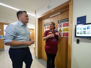 Supporting image for story: NHS waiting list falls as Streeting says health service ‘on road to recovery’