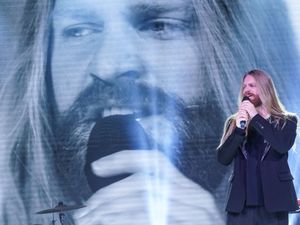 Supporting image for story: Mel C and Sigrid among the special guests joining Sam Ryder for NYE special