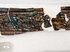 Supporting image for story: Visiting hordes see new treasures