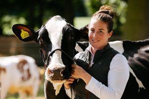 Ceara McDermott from Rowma Holsteins with a Rowmar Impressions Doria