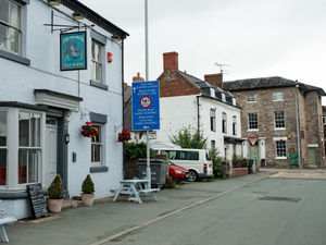 Supporting image for story: People in Wales told not to travel more than five miles to pubs in England