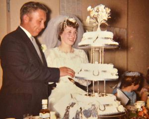 Cutting the wedding cake