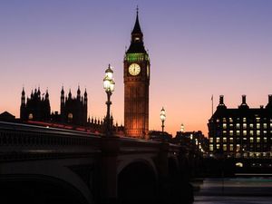 Supporting image for story: Westminster cuts coach parking spaces after idling warnings ignored