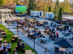 Supporting image for story: Caution still needed in outdoor pub and restaurant venues, expert warns