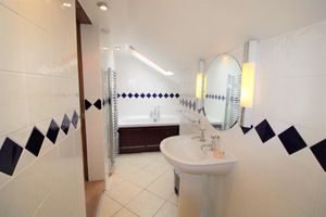 A bathroom with a skylight. Photo: Rightmove