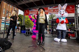 The Blonnettes: Emily Wood and Billie Roberts.