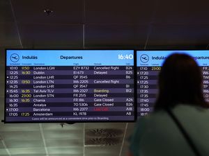 Supporting image for story: What legal rights do passengers have after air traffic control chaos?