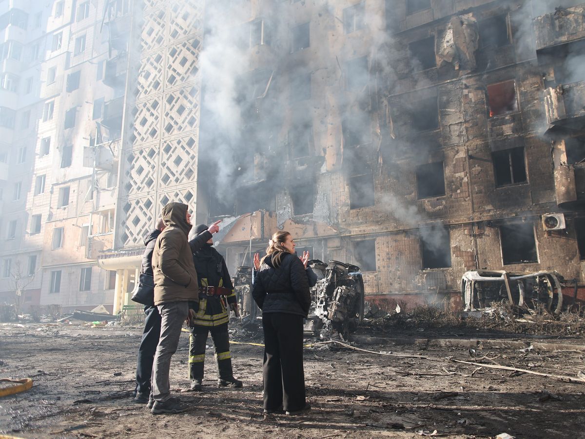 Russian barrage kills 20 in Ukraine as Zelensky holds talks with Turkish leader