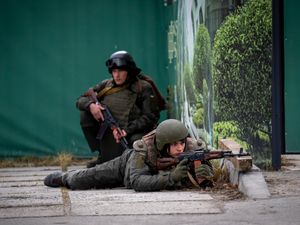 Supporting image for story: Street fighting begins in Kyiv as Ukraine president refuses to leave