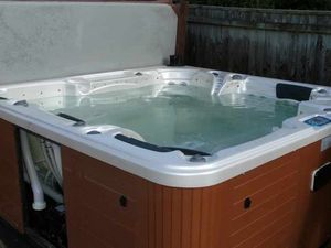 Supporting image for story: £2.7m hot tub fraud gang jailed