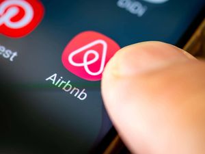 Airbnb logo