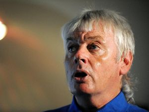 Supporting image for story: David Icke page removed from Facebook over coronavirus theories