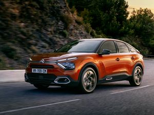 Supporting image for story: Citroen reveals new C4 and electric e-C4