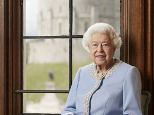 Supporting image for story: Queen seated in Windsor Castle for official Platinum Jubilee portrait