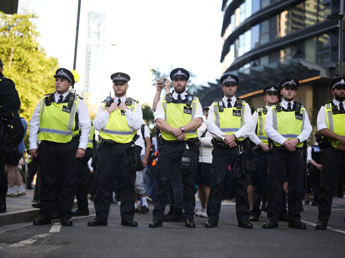 Met insists Muslims should not change plans ahead of Tommy Robinson rally