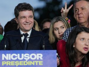 Supporting image for story: Pro-western mayor Dan takes early lead in presidential election runoff