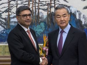 Supporting image for story: Chinese and Indian diplomats call for warmer relations