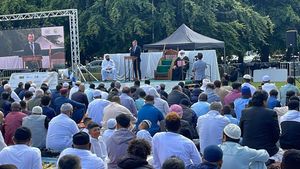 Wolverhampton South West MP Stuart Anderson speaks at the event