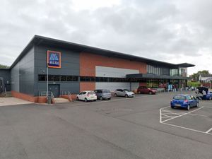 Supporting image for story: People trapped as police and ambulances called to crash at Wellington Aldi