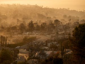Supporting image for story: Los Angeles families return to search the ruins of their homes for memories