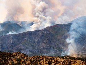 Supporting image for story: Crews struggle to contain massive California wildfire