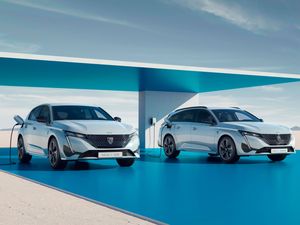 Supporting image for story: Peugeot expands electric car line-up with new e-308 and e-308 SW