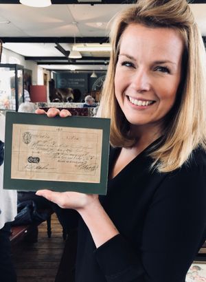 Auctioneer Christina Trevanion with the Bank of England note.