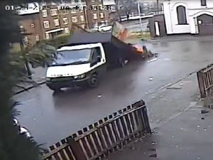 This is the moment a suspected fly-tipper ditched their load of builders waste over a road in Bilston