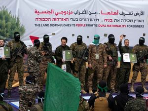 Supporting image for story: Israel delays release of Palestinian prisoners after Hamas frees six hostages
