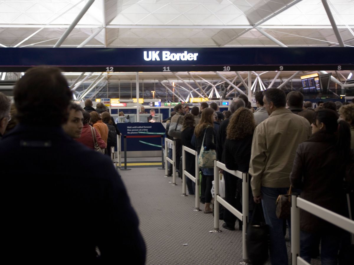 Migration drives jump in UK population of three-quarters of a million