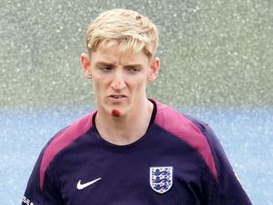 Supporting image for story: Chin up Anthony! Gordon the butt of jokes in England camp after bike fall