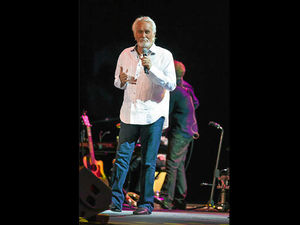 Supporting image for story: Kenny Rogers gets crowd swaying