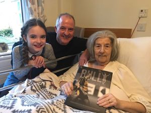Supporting image for story: Steve Bull pays surprise visit to seriously ill Wolves fan who donated vintage handbags to his charity auction