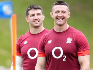 Supporting image for story: England name Curry twins in starting line-up for first time