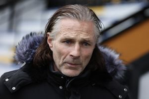 Supporting image for story: Dave Edwards: An eye-opener for Gareth Ainsworth who needs players to step up