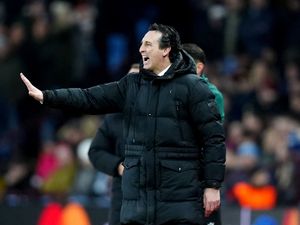 Unai Emery puts his hand up on the touchline