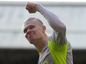 Supporting image for story: Erling Haaland scores twice as Manchester City close within two of Arsenal