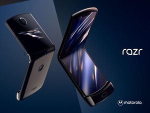 Supporting image for story: Motorola revives Razr flip phone with foldable screen