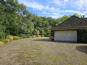 Garage with potential to convert, picture: Rightmove and Eden Midcalf 