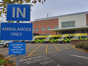 Supporting image for story: Union calls off ambulance worker strike next week after ‘wonderful’ backing from public