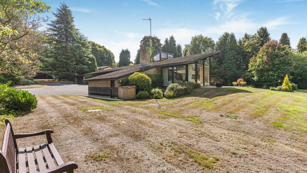 Luxury £2m lakeside property now available in prestigious Birmingham enclave