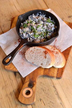 Board-shroom – funghi Aglio and fresh bread