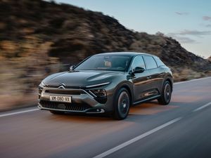 Supporting image for story: Citroen launches C5 X flagship