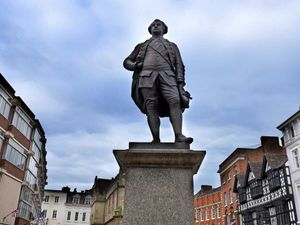 Supporting image for story: Shrewsbury's Clive of India stands fast to win new battle