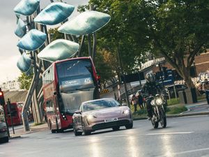 Supporting image for story: Electric motorbike comes out on top in e-Race across London