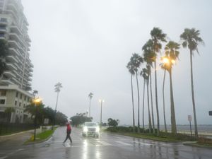 Supporting image for story: Warnings to flee as Hurricane Milton begins to lash Florida