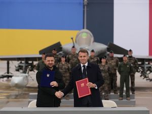 Supporting image for story: Ukraine signs letter of intent to buy up to 100 Rafale warplanes from France