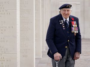 Supporting image for story: D-Day veteran, 99, calls on UK to be stronger against Russia