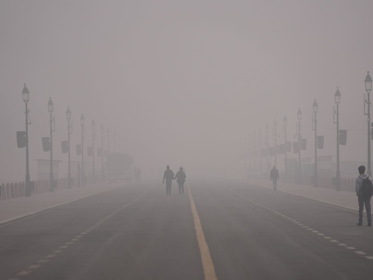 Air quality at hazardous levels as toxic smog blankets New Delhi